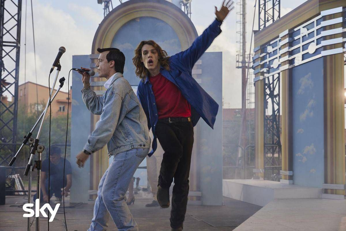 Hanno ucciso l'uomo ragno, stasera la serie tv sugli 883 in chiaro - 