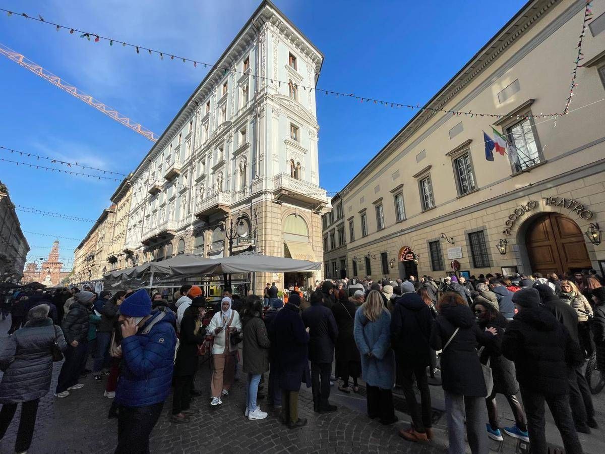 Ornella Vanoni, feretro arriva tra gli applausi al Piccolo Teatro di Milano: lunga fila alla camera ardente - 