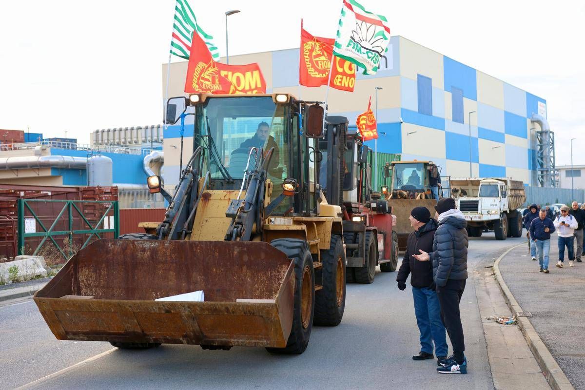 Genova, lavoratori ex Ilva bloccano strada con i mezzi da cantiere: "Mille posti a rischio" - 