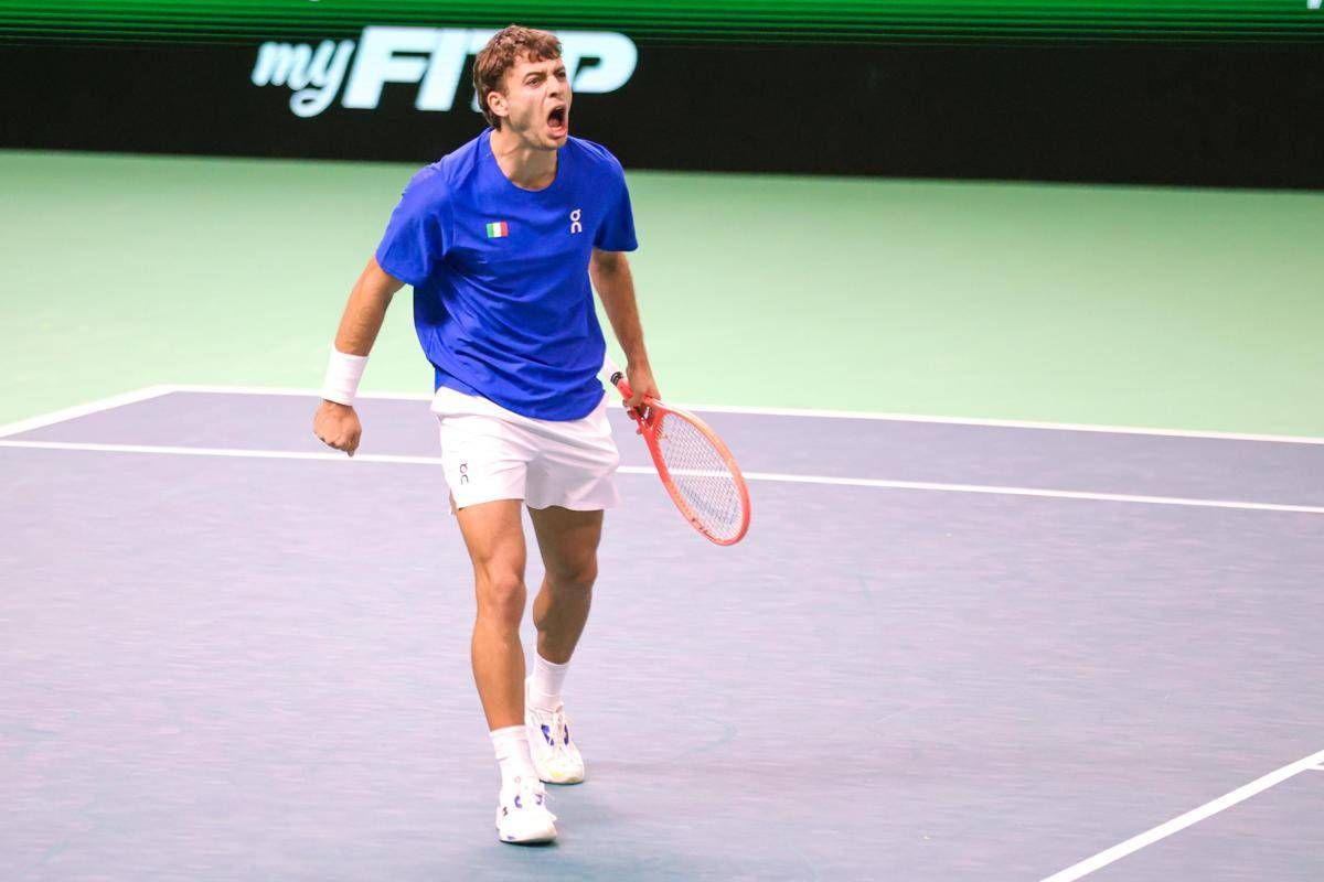 Cobolli e l'emozionante dedica a Bove dopo la vittoria in Coppa Davis - Il video - 