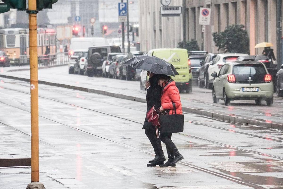 Freddo polare e pioggia, arriva la svolta invernale: le previsioni meteo - 