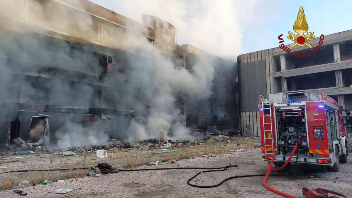 In fiamme edificio abbandonato a Tor Sapienza, dentro persone che lo occupavano - 
