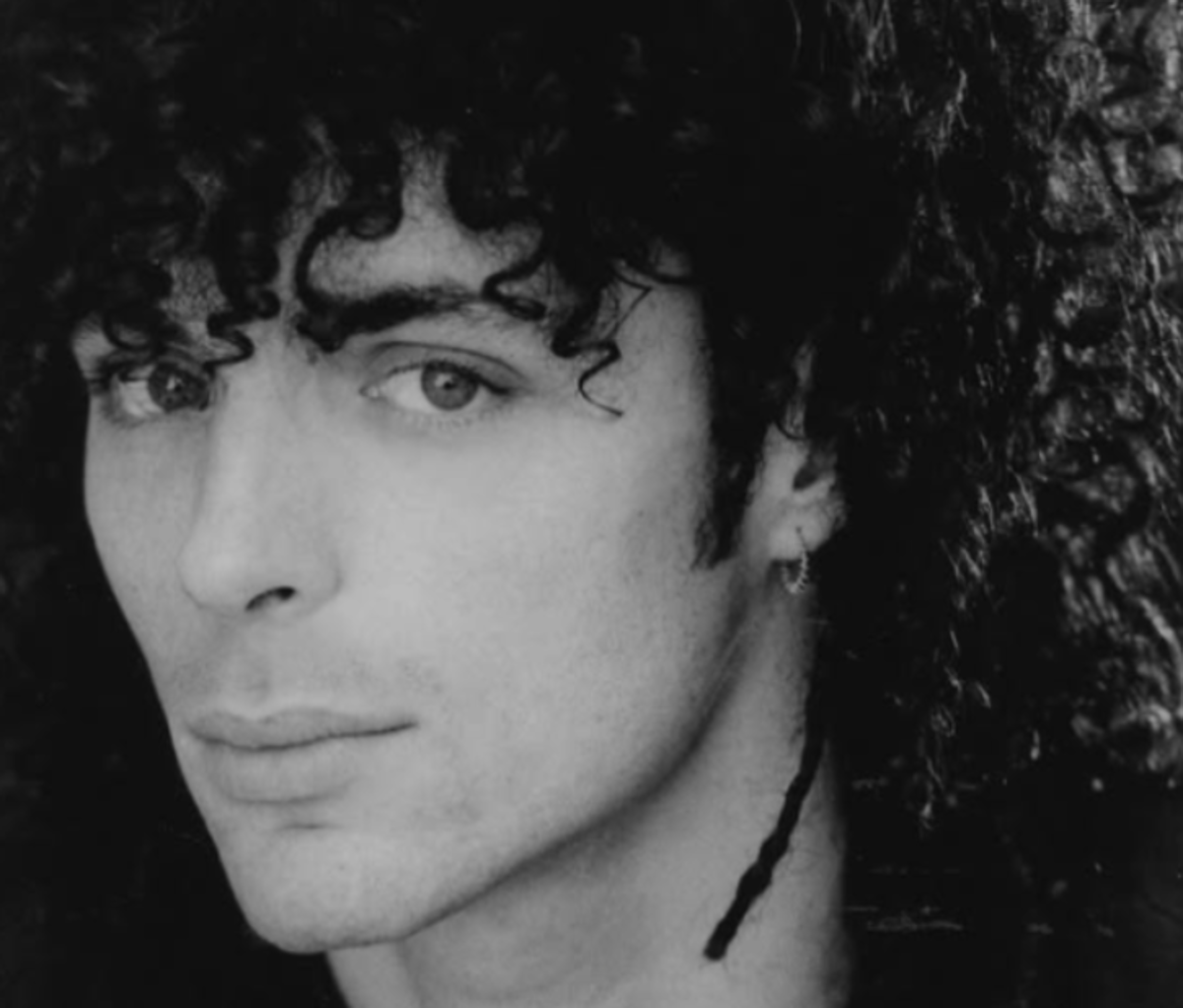 Alex Britti prima dei '7000 caffè': spunta la foto del 1994, ricci e sguardo intenso - 