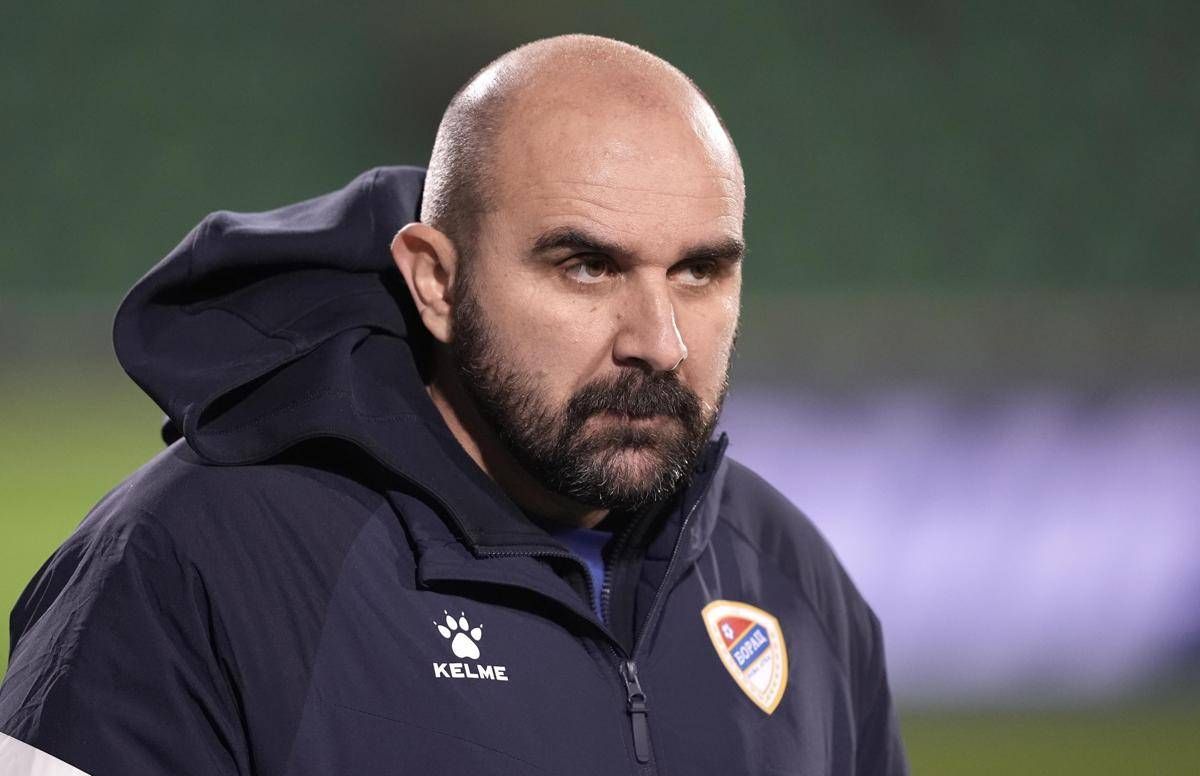 Dramma nel calcio serbo, allenatore muore durante una partita - 