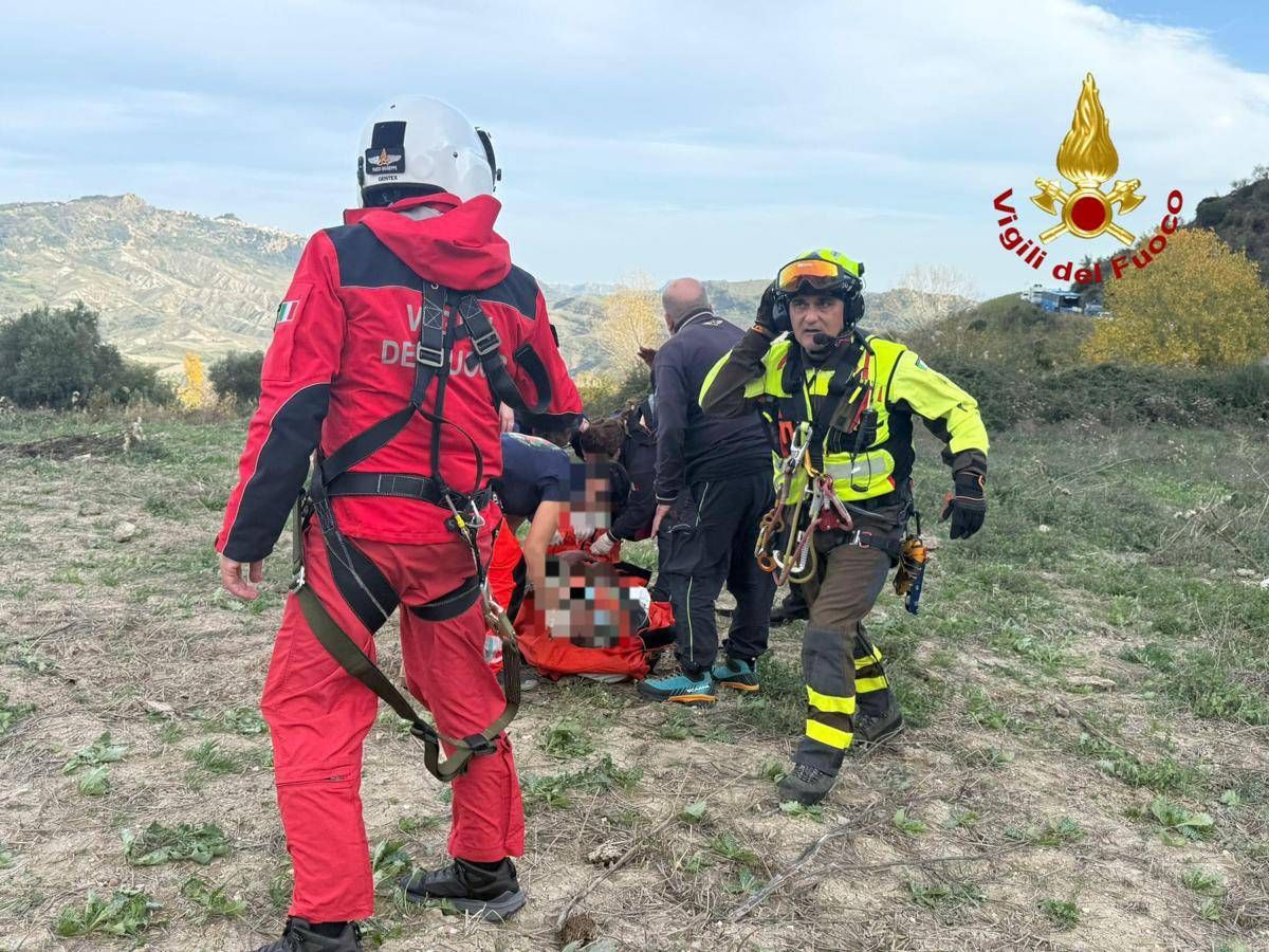 Trattore precipita in un burrone, due morti e un ferito nel Crotonese - 