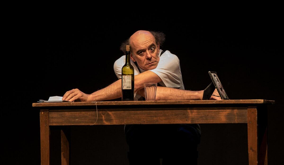 Un uomo e un tavolo trasformano la semplicità in magia | Scopri perché “La Lettera” ha conquistato il mondo per oltre 30 anni! - 