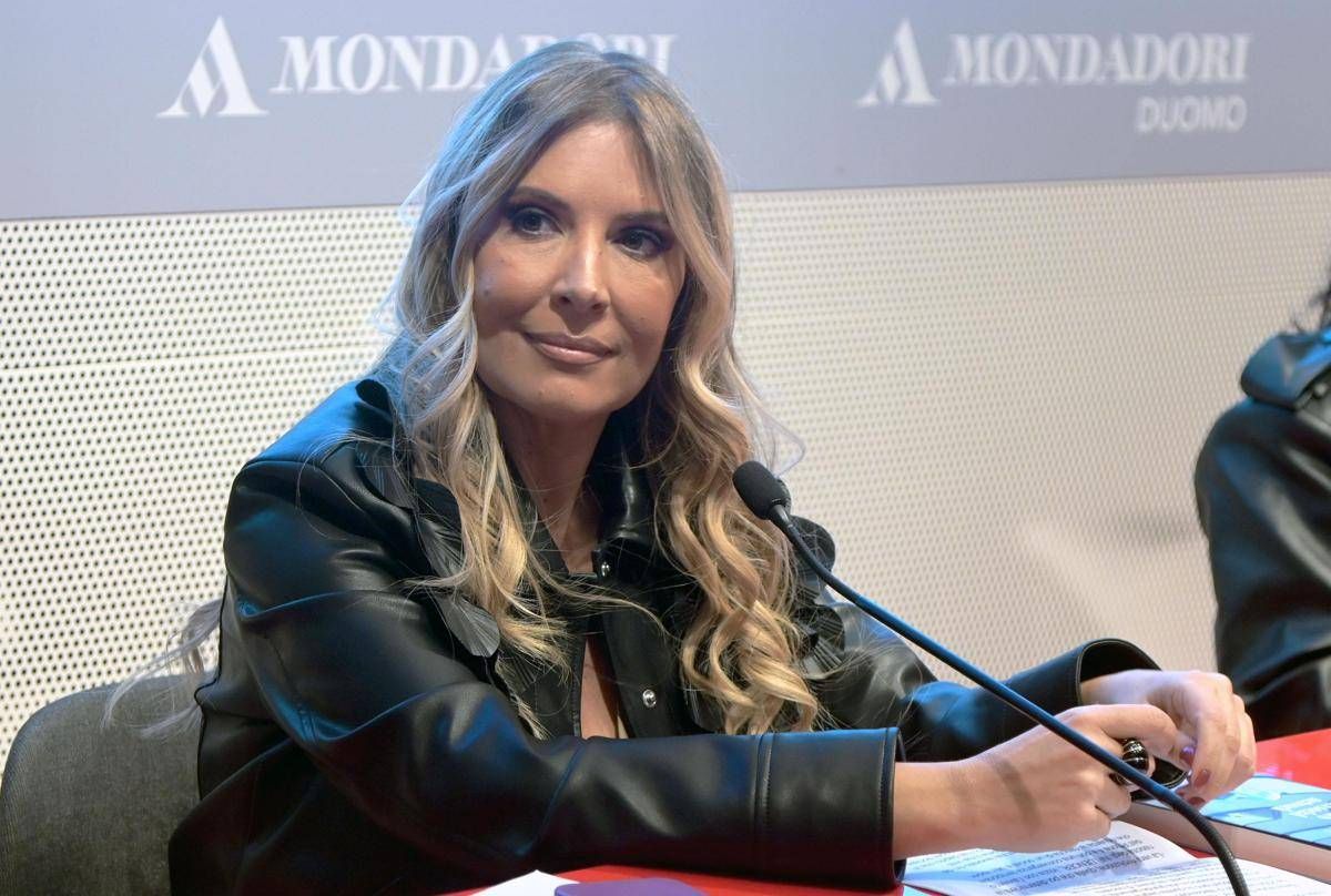 Lucarelli e la precisazione: "Da Fedez cause per 150.000 euro, ma non per il mio libro" - 