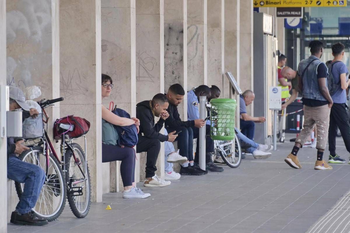 Caos treni, ritardi fino a sei ore alla stazione Termini di Roma - 