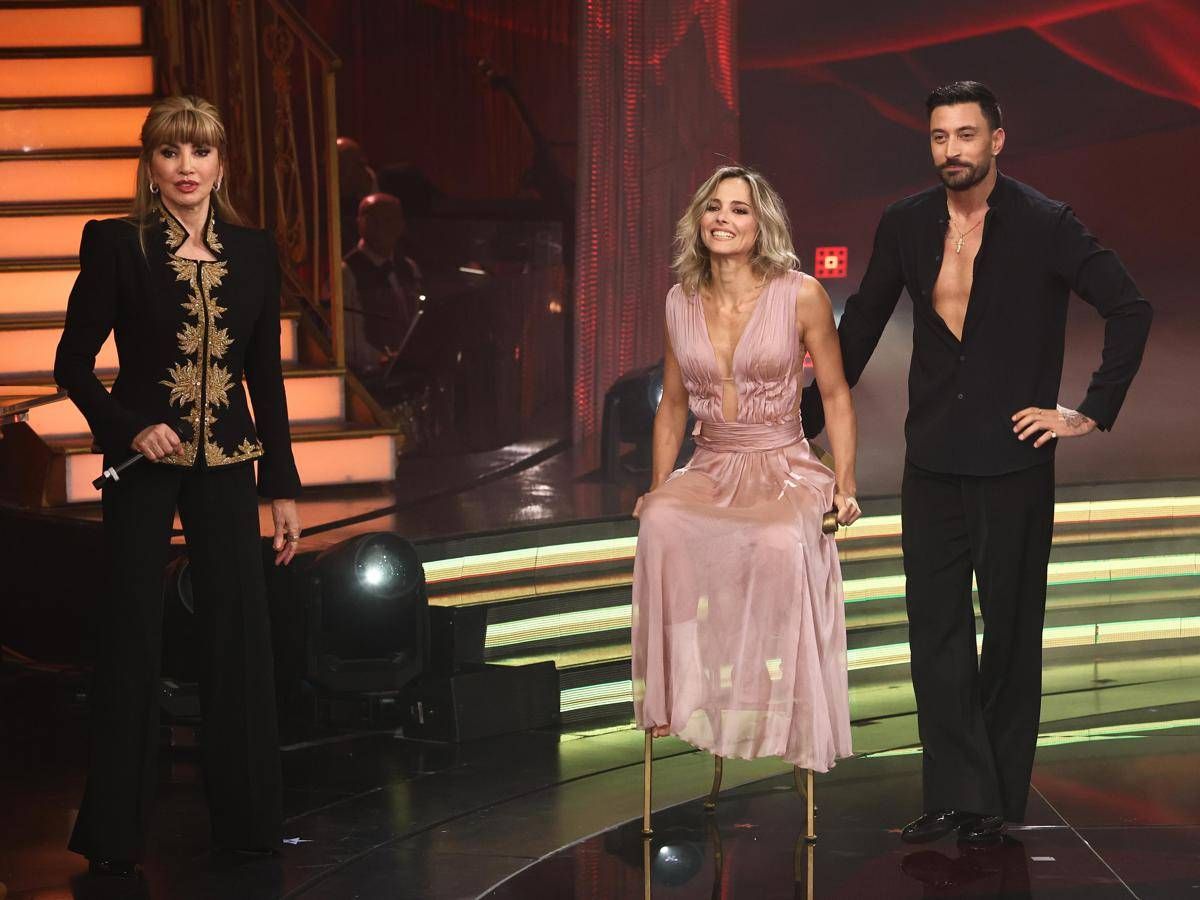 Ballando, tabloid accusa: "Pernice ha toccato Fialdini". La difesa di Carolyn Smith - 