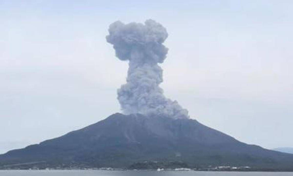 Il vulcano Sakurajima si 'risveglia': alta colonna di cenere e fumo - 