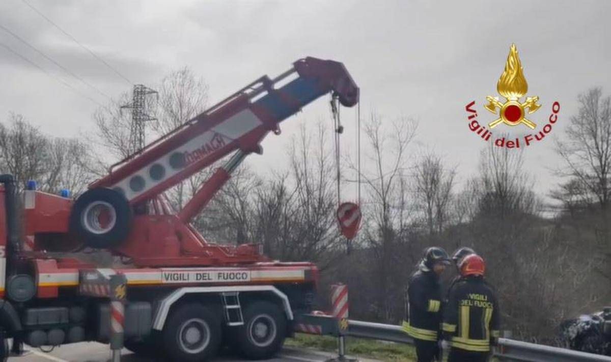Incidente a Pordenone, bus di studenti finisce in un fosso: 3 feriti - 