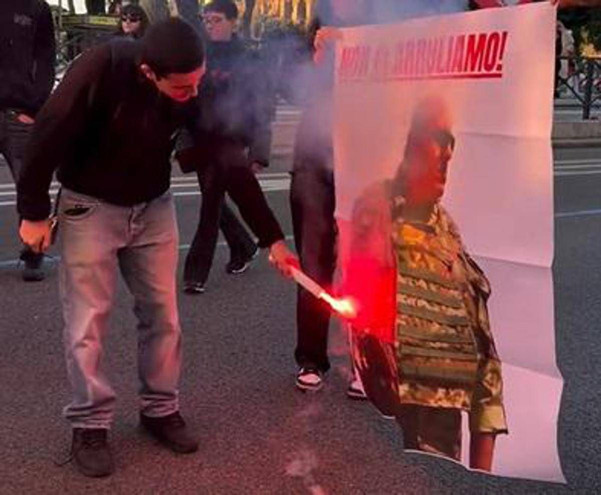 Roma, manifestanti ProPal bruciano immagine Crosetto: "Non ci arruoliamo" - 