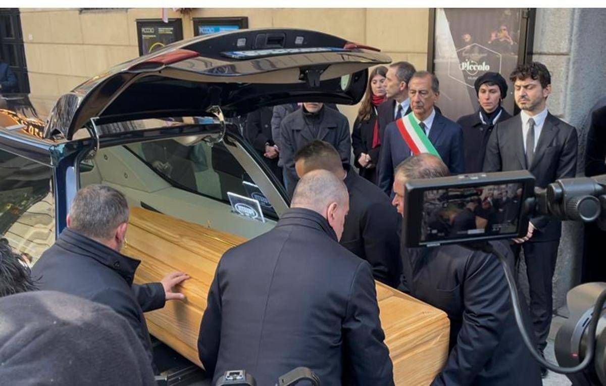 Ornella Vanoni, feretro arriva tra gli applausi al Piccolo Teatro: apre camera ardente a Milano - 