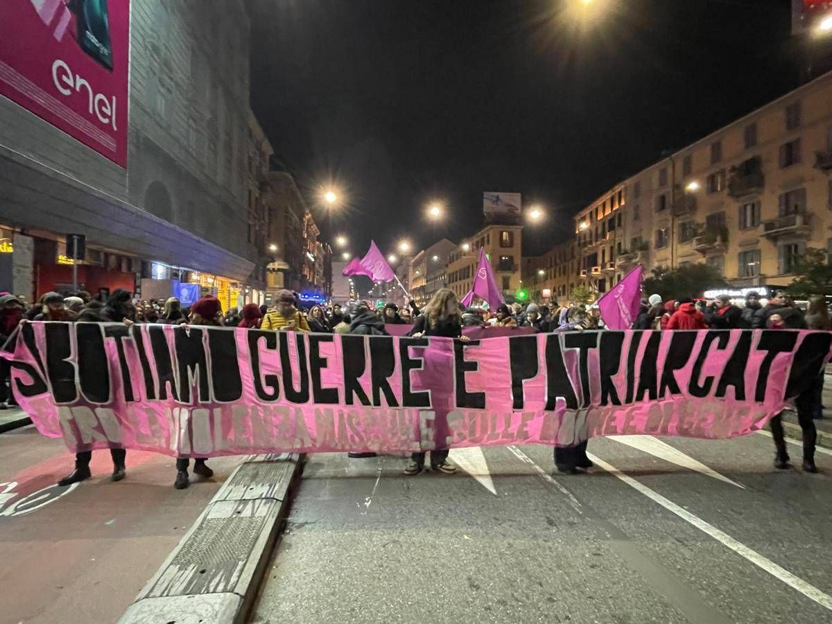 Violenza sulle donne, cortei a Milano e Torino con omaggio a Ornella Vanoni - 
