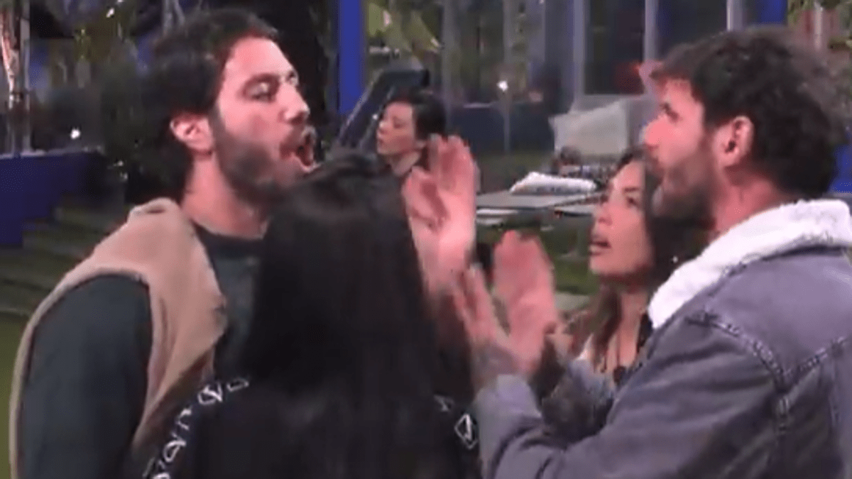 Caos al Grande Fratello, Omer si abbassa i pantaloni e Jonas lo attacca - 