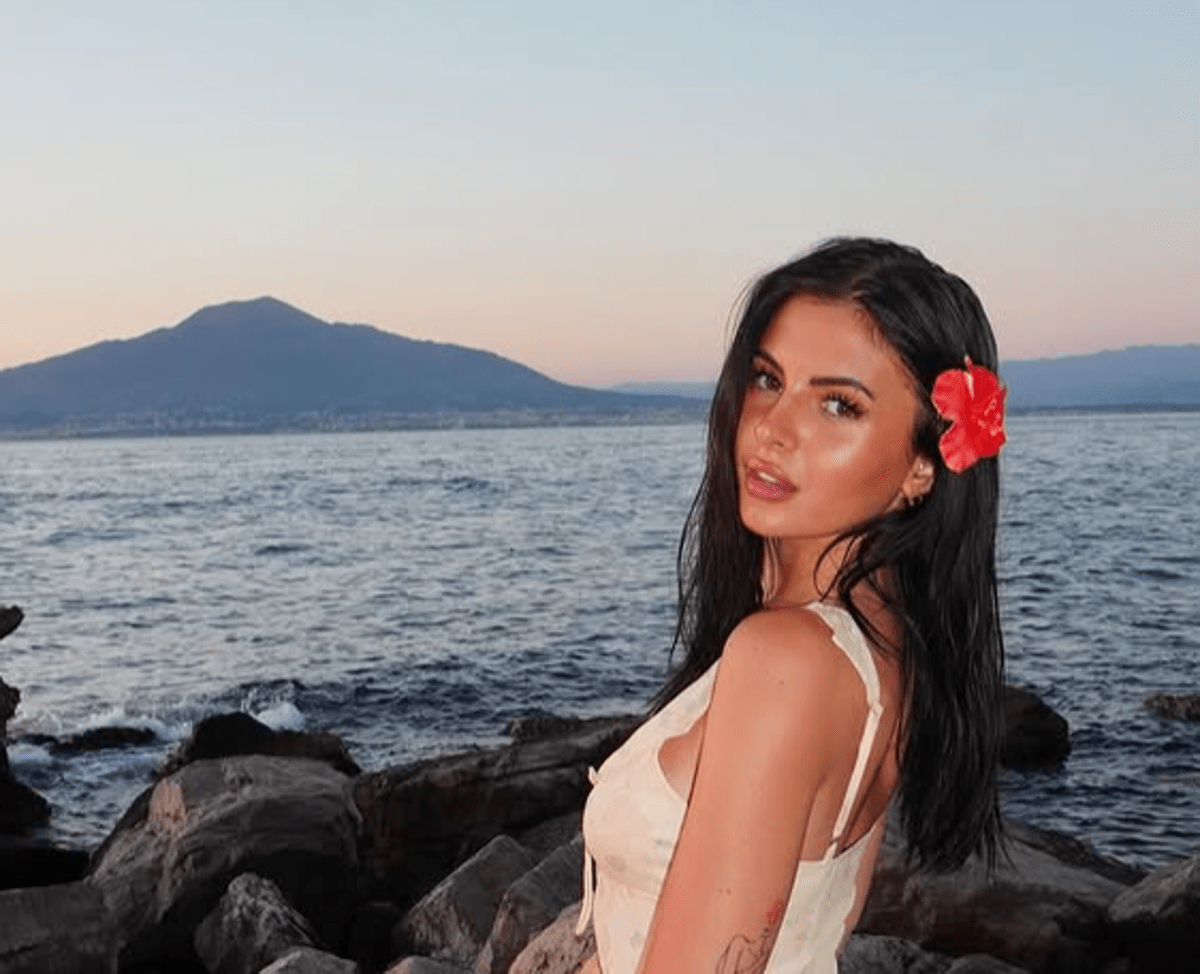 Bufera contro la tiktoker Camilla: finge una disabilità per saltare la fila - 