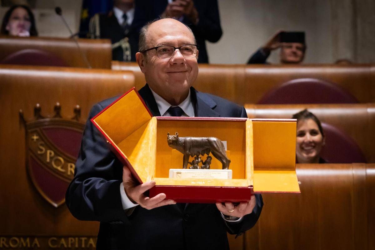 Carlo Verdone sindaco di Roma, la giornata finisce con la Lupa Capitolina - 