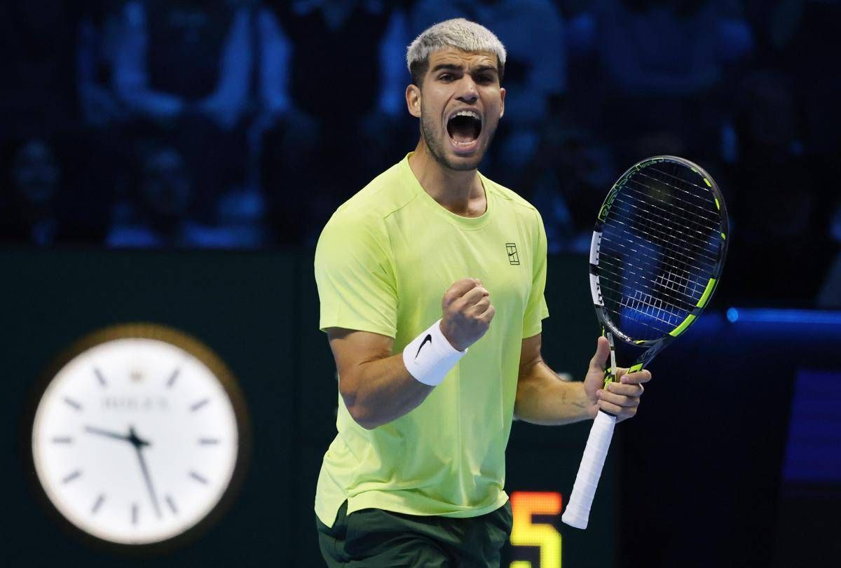 Alcaraz batte Musetti alle Atp Finals e si assicura il numero uno. Sinner chiude il 2025 al secondo posto - 