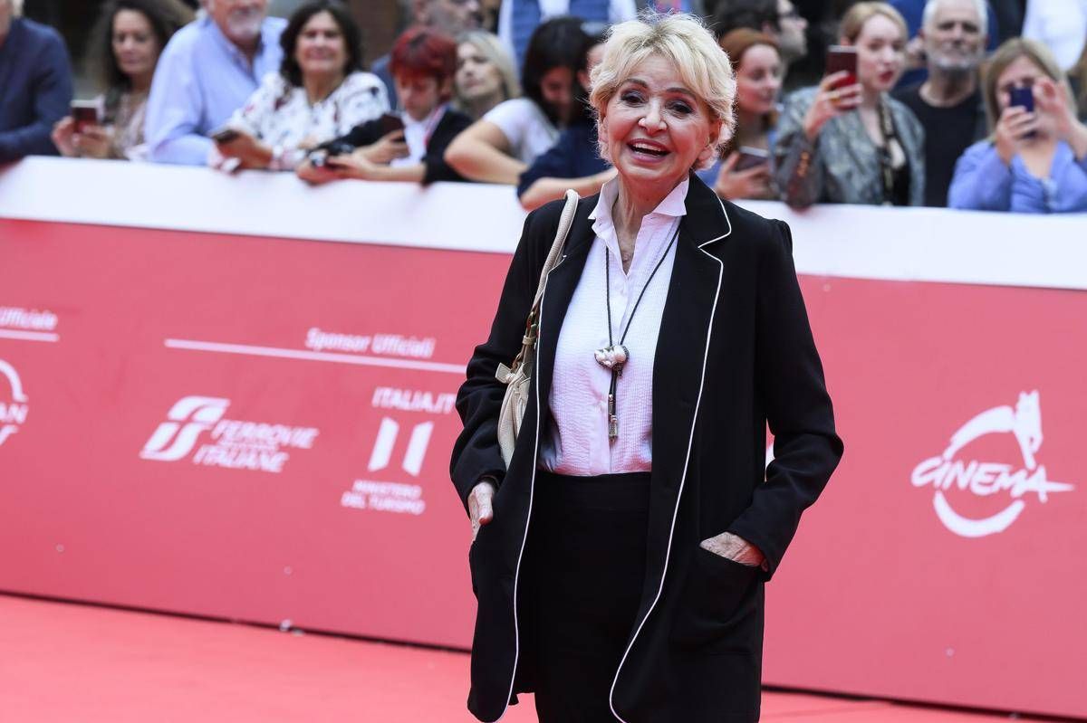 Enrica Bonaccorti spegne 76 candeline, la festa a casa con gli amici - 