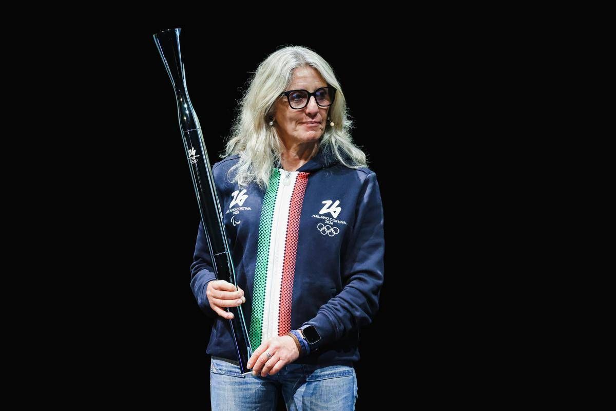 Milano Cortina 2026, Belmondo e Zoeggeler all'accensione della fiamma olimpica a Olimpia - 