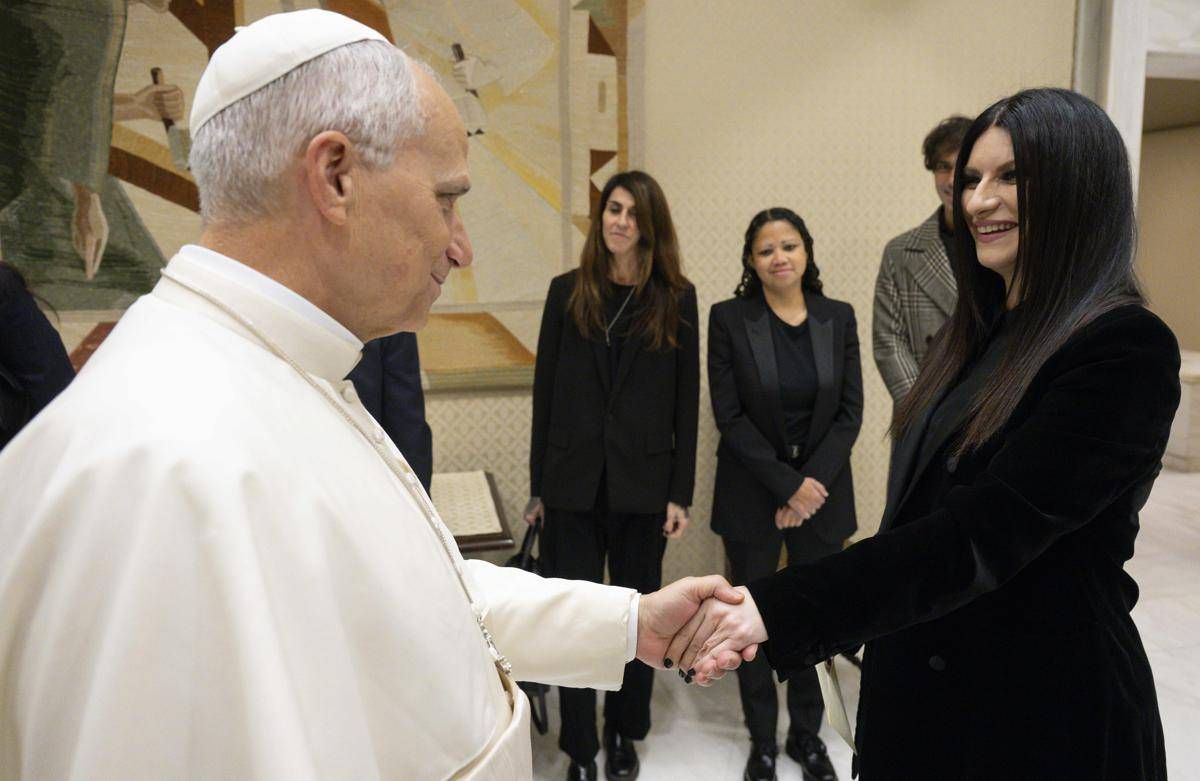 Il Papa incontra Laura Pausini: "Già da Sanremo ero un suo fan" - 