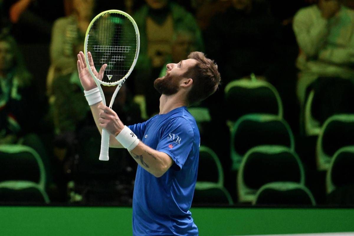 Coppa Davis, il clamoroso errore di Moutet costa l'eliminazione alla Francia - Il video - 