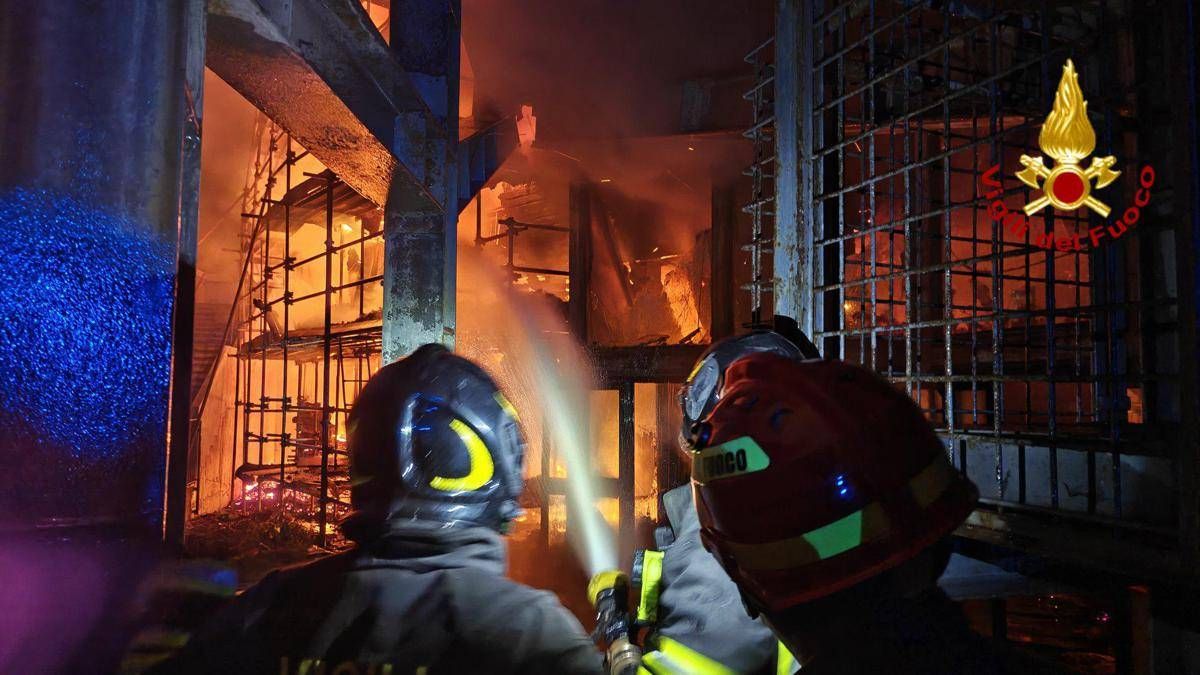 Catania, incendio in centro fieristico: la situazione oggi - 