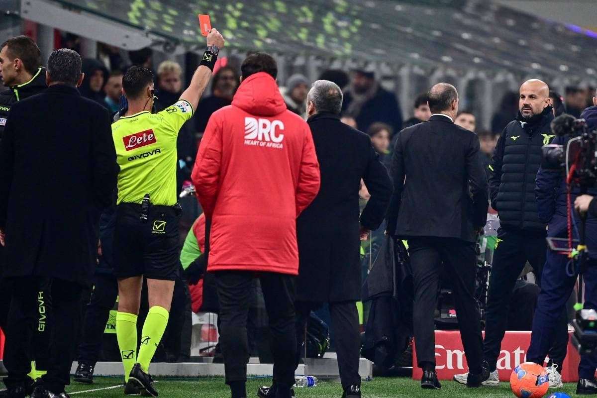 Tocco di mano in area rossonera, proteste e Allegri espulso: caos nel finale di Milan-Lazio - 