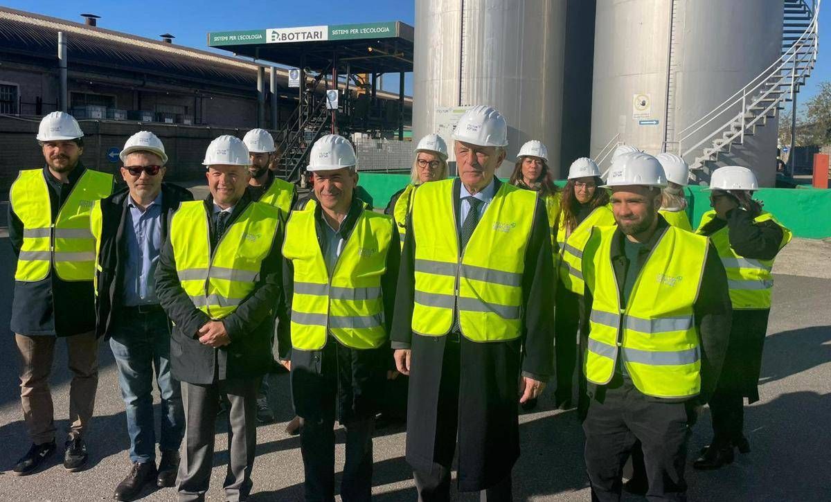 Rifiuti, 'I cantieri della transizione ecologica' olio usato protagonista 34esima tappa - 