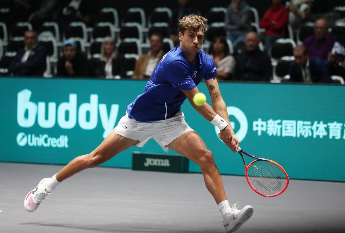 Cobolli colpisce nastro e impreca, Munar lo riprende: tensione in finale di Coppa Davis - 