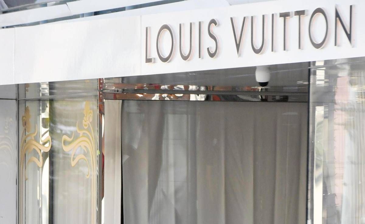 Colpo grosso da Louis Vuitton in via dei Condotti, vetrina sfondata con l'auto e merce rubata - 