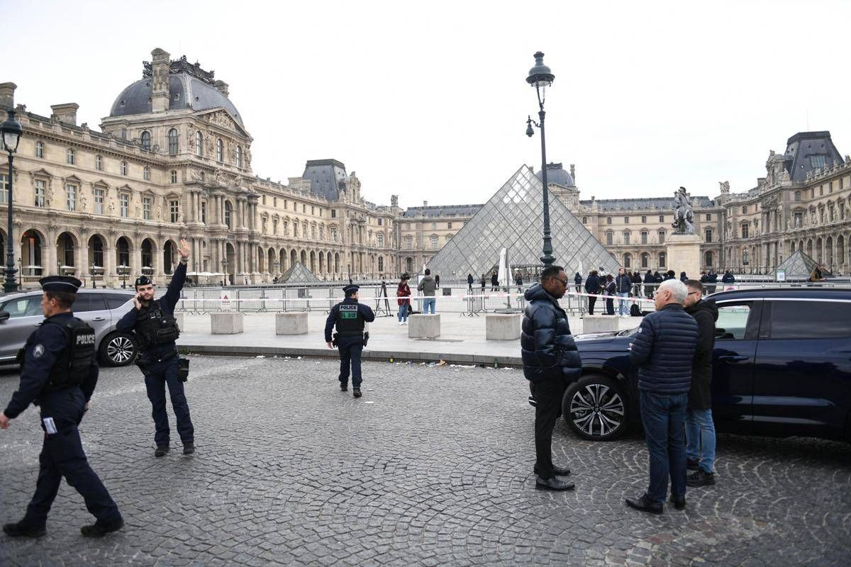 Colpo al Louvre, altri quattro fermi per il furto dei gioielli della corona francese - 