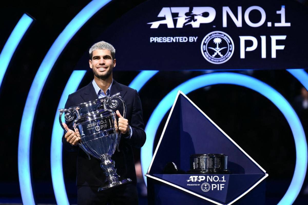 Atp Finals, gioca Sinner ma... viene premiato Alcaraz. A Carlos la coppa del numero uno - 