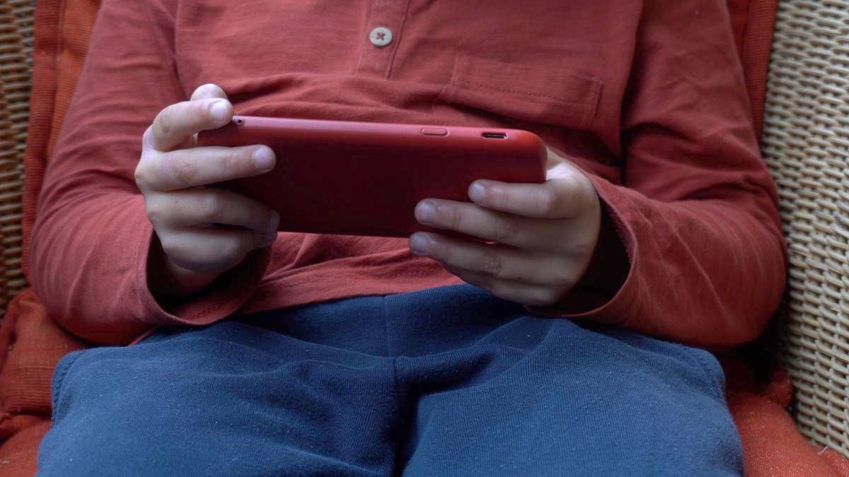 Bambini troppo digitali, l'allarme dei pediatri: quali sono i rischi per corpo e mente - 