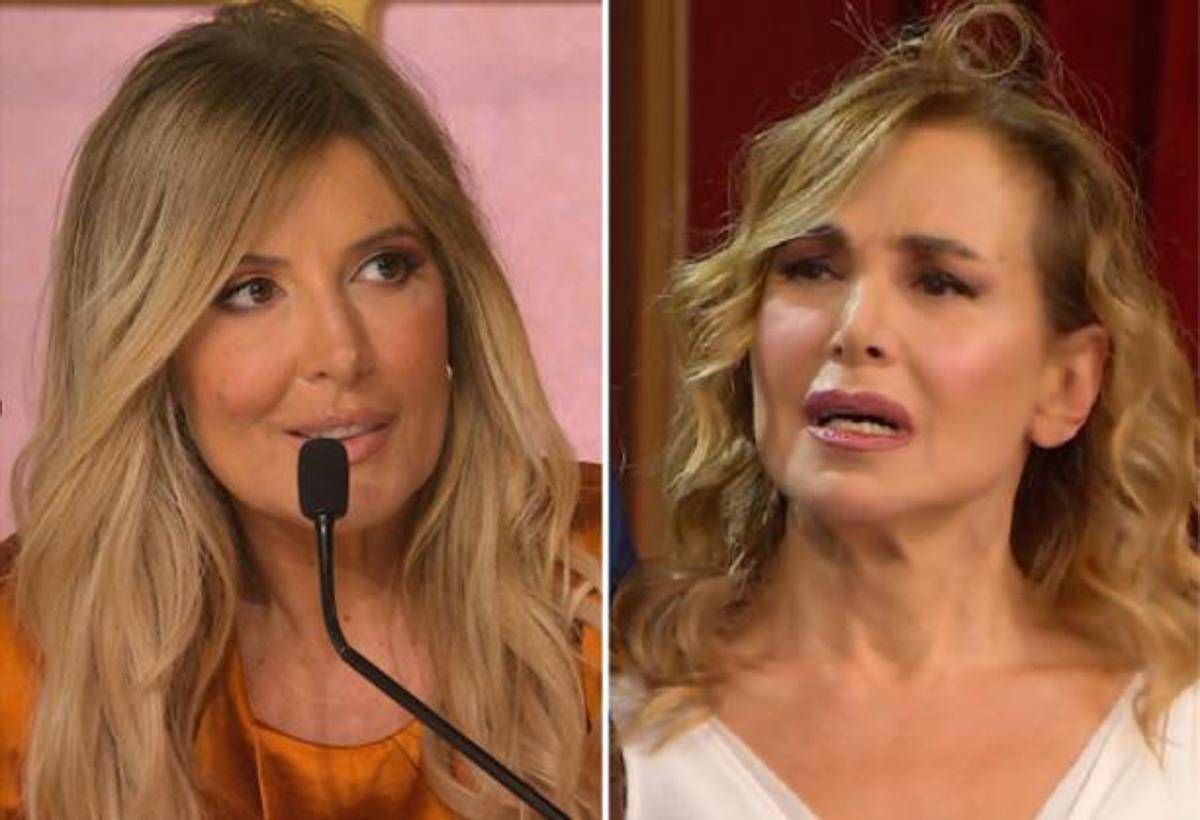 Ballando, la mano di Barbara D'Urso trema e Selvaggia Lucarelli attacca: "È una sceneggiata" - 