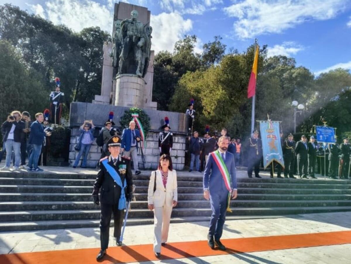 Cerimonia Alzabandiera al Comune di Messina | Scopri perché il sacrificio delle Forze Armate è più vitale che mai! - 