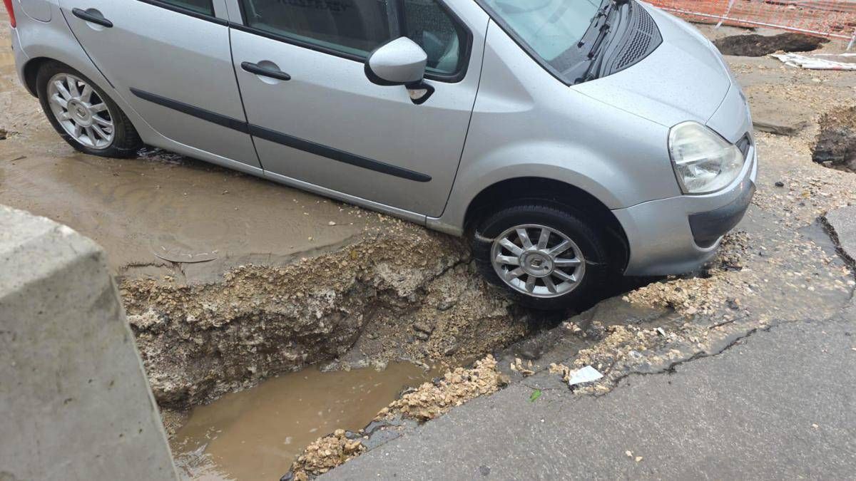 Napoli, si apre voragine in Via Appia: coinvolte almeno 4 auto nel crollo - 