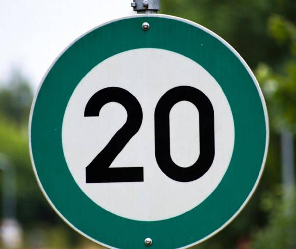 I segnali stradali verdi 'debuttano' nel Regno Unito, cosa significano i 'green signs' - 