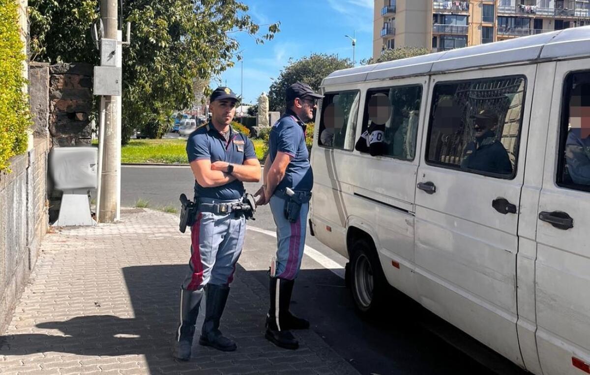 Scuolabus della Polizia: scovati a Catania furgoni improvvisati per trasportare ragazzi senza sicurezza! - 