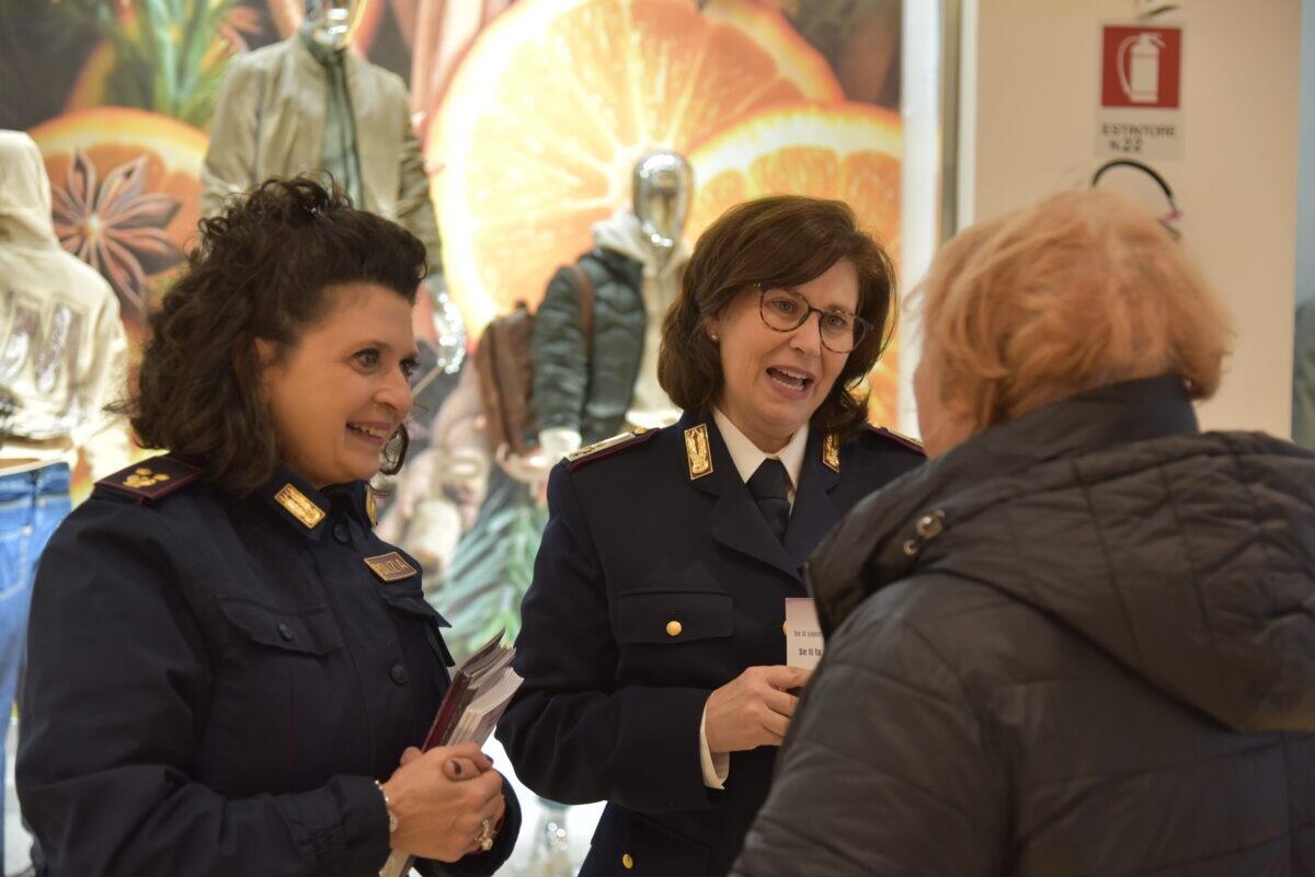 Polizia di Ragusa in prima linea: scopri come una panchina rossa sta cambiando tutto! - 