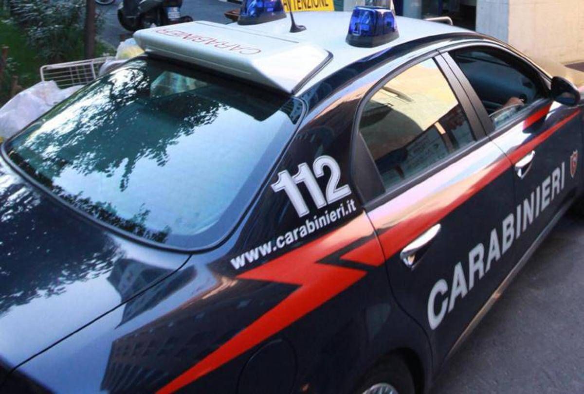 Lite nel parcheggio finisce a martellate, carabinieri evitano il peggio - 