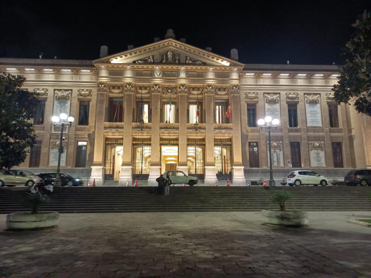 Comune di Messina si illumina di bianco | Scopri perché questa iniziativa è fondamentale per tutti noi! - 