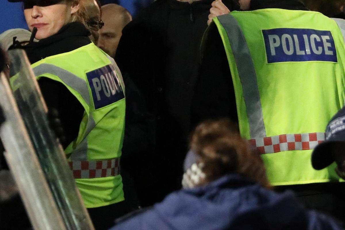 Attacco con coltello in treno, diversi feriti e due arresti nel Regno Unito -