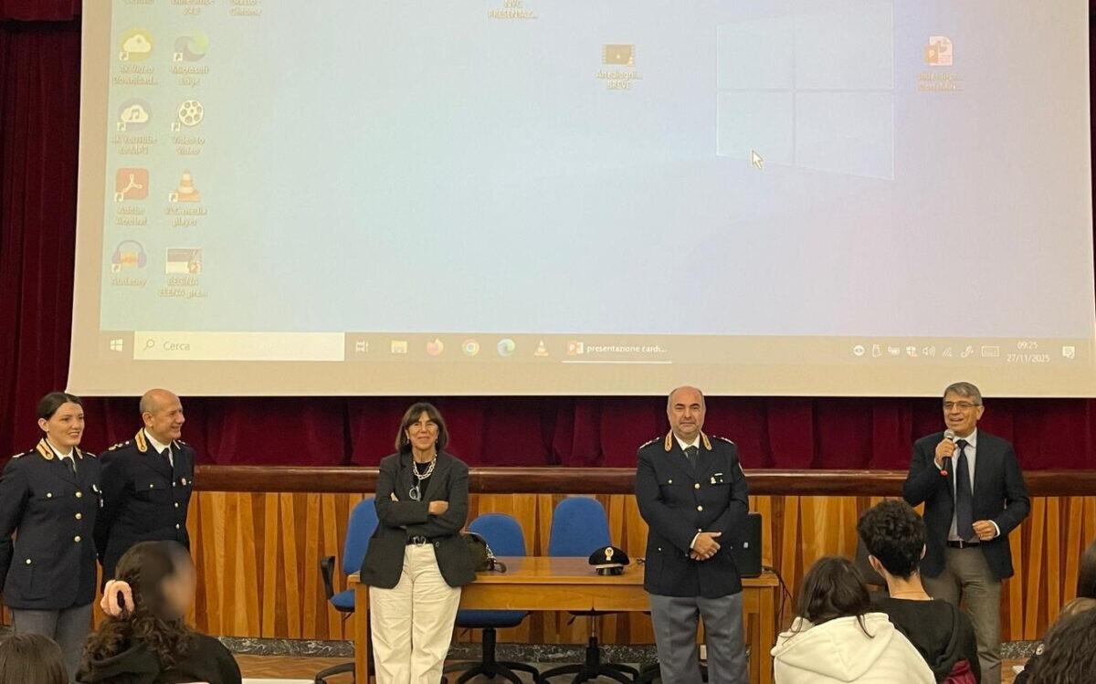 Polizia di Catania promuove educazione alla legalità contro le dipendenze tra gli studenti di Acireale - 