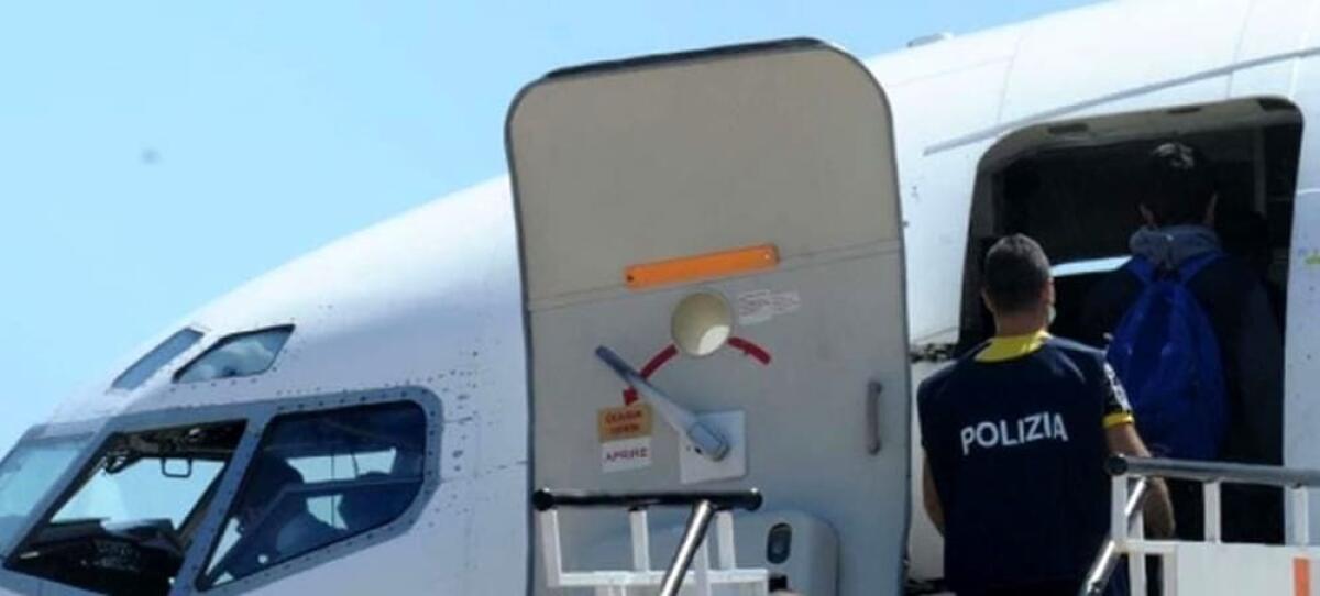 Polizia di Siracusa effettua respingimenti inaspettati | Il mistero dietro i migranti sbarcati a Portopalo! - 