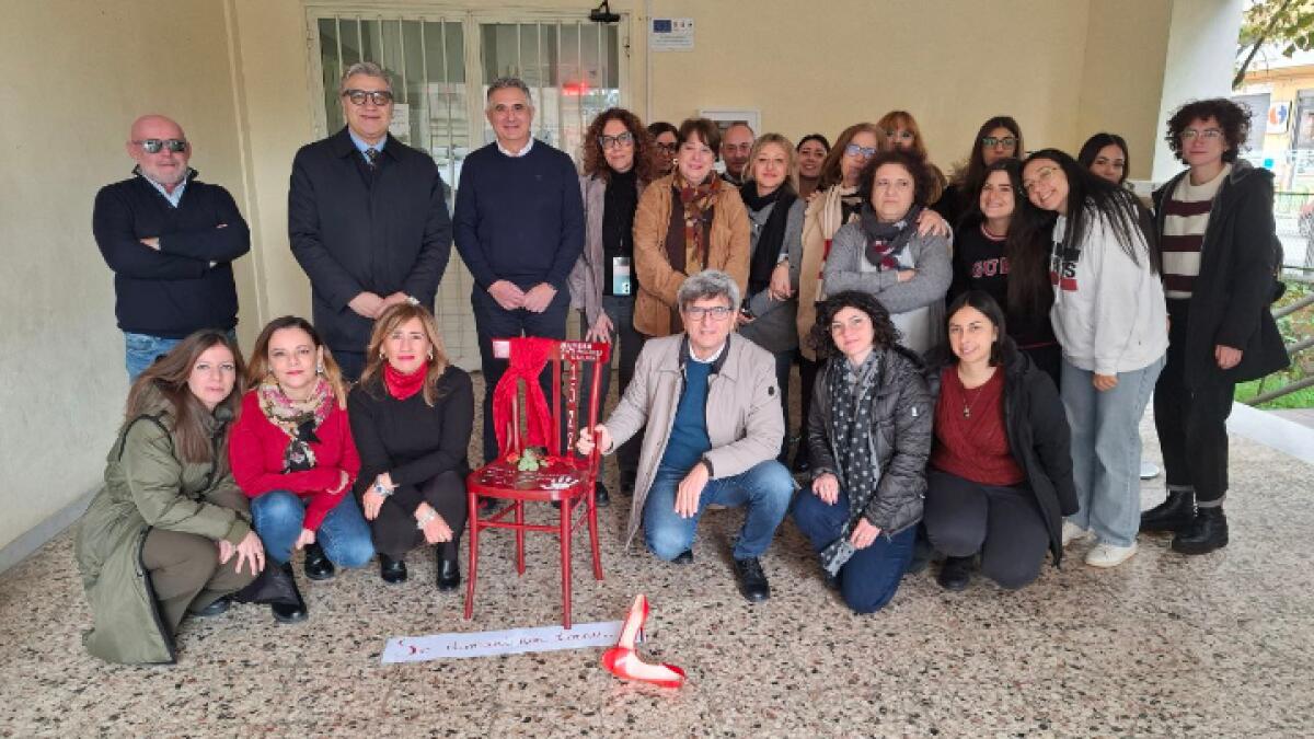 Una sedia rossa in un comune siciliano | Scopri perché ha scosso Caltanissetta! - 