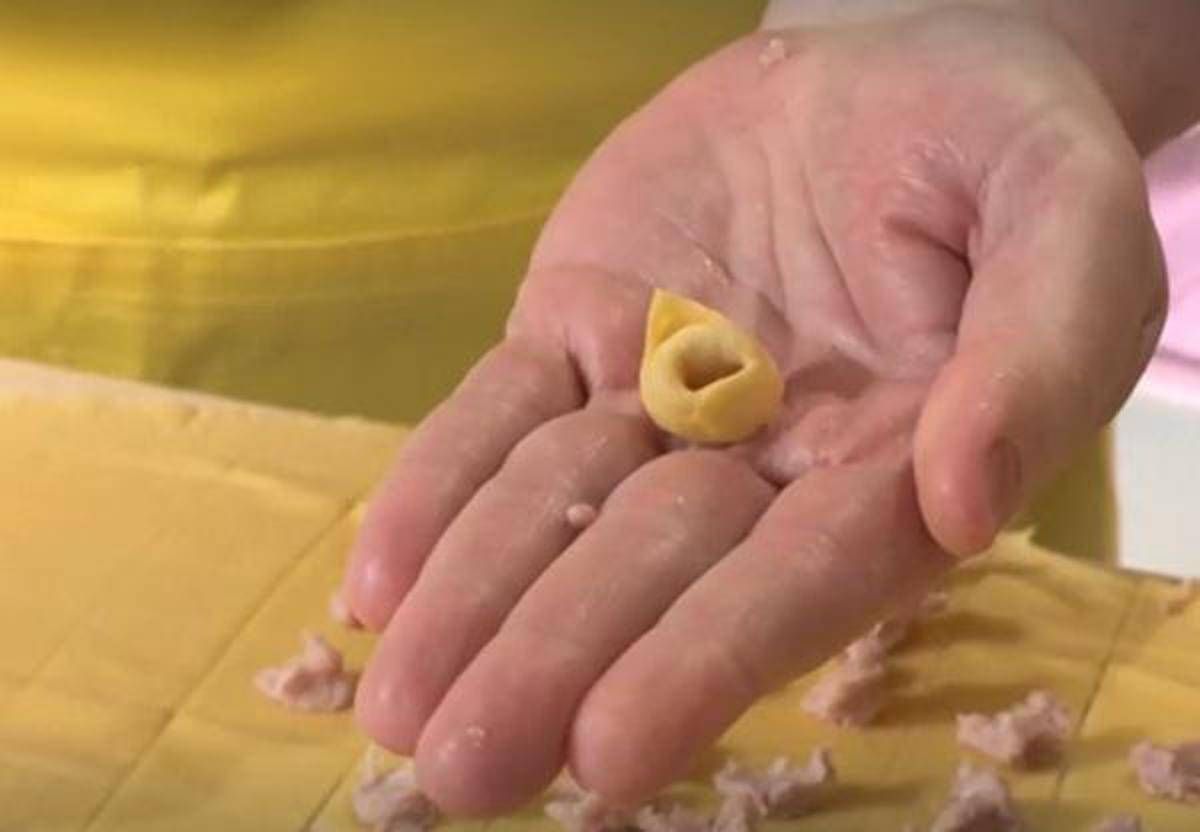 Le 'regole' per il pranzo di Natale, esiste il numero perfetto di tortellini - 