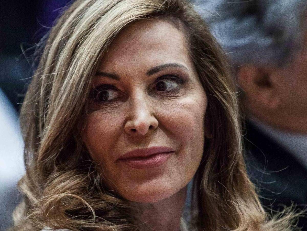 Minacce social al Daniela Santanchè: "Per farla dimettere bisogna spararle" - 
