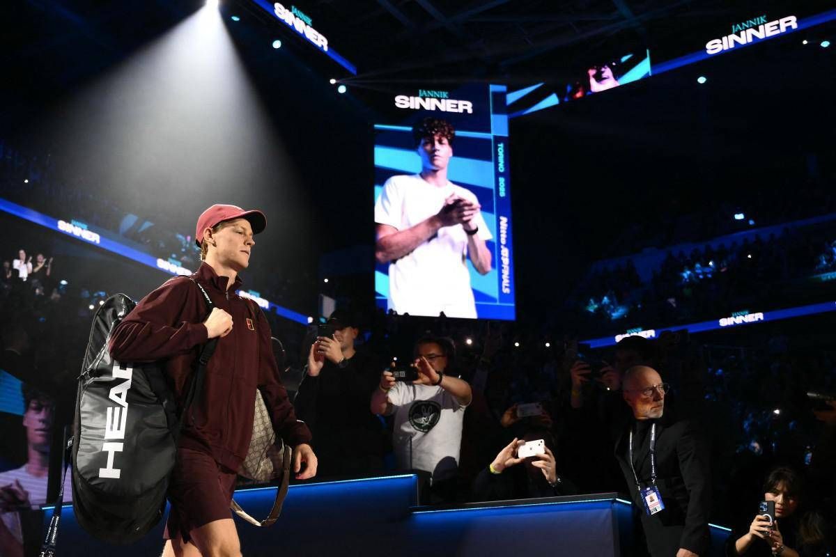 Carote, parrucche e... 'proposta di matrimonio': dentro il debutto di Sinner alle Atp Finals - 
