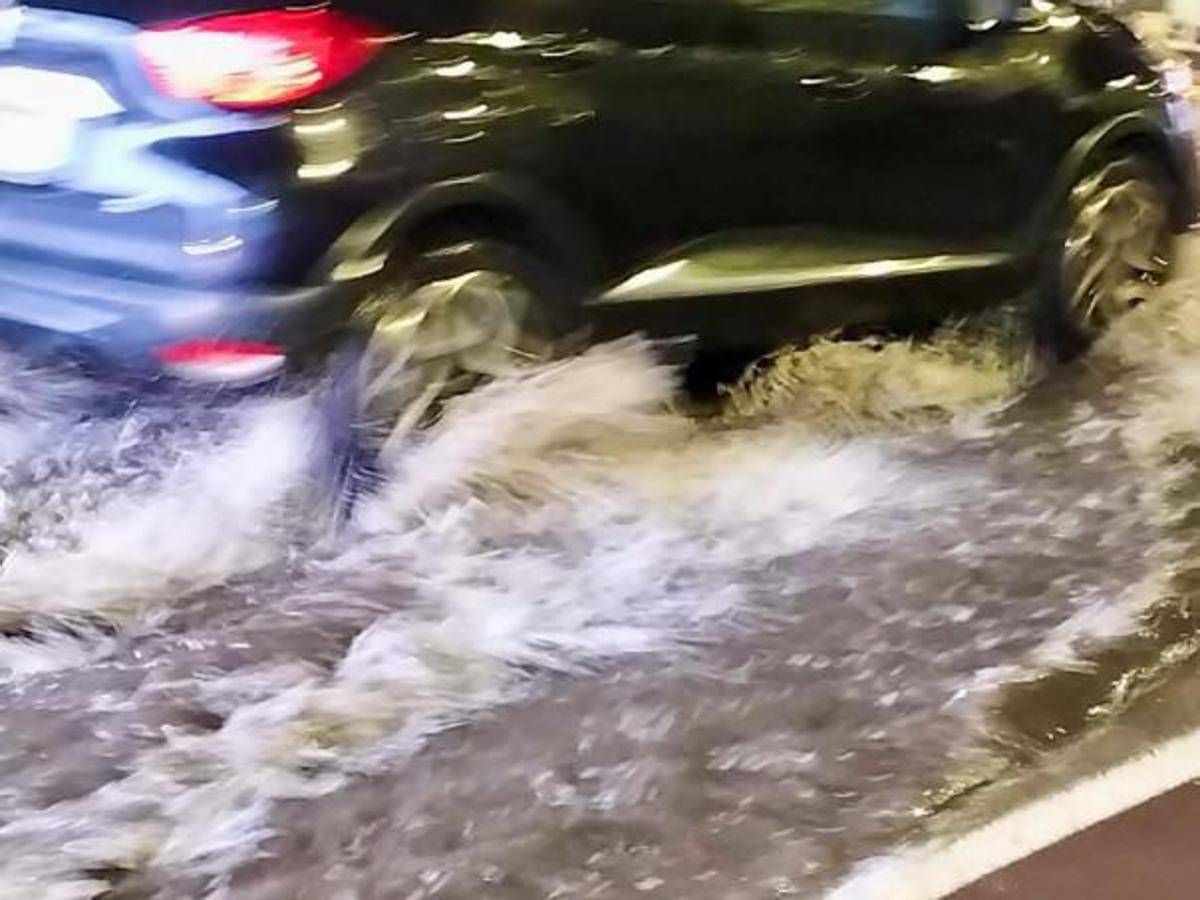 Maltempo a Genova: tromba d'aria, crolla muraglione, esonda rio Fegino - 